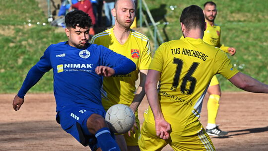 Wissens Leandro Fünfsinn (blaues Trikot) steuerte gegen den TuS Kirchberg (hier mit Tim Müller und Danny Weber) einen Treffer be