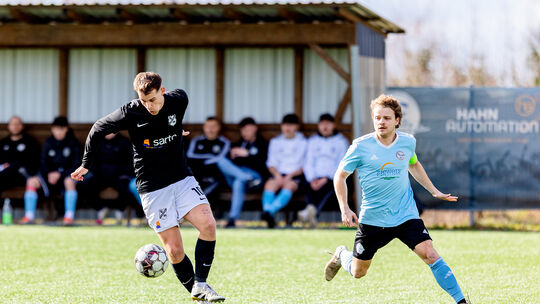 Nico Hubrath (am Ball) ist zurück von seinem Auslandssemester in Portugal und netzte gleich doppelt für die SG Urbar/Werlau im V