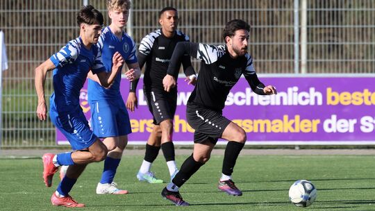 Auf und davon: Mayens Kaan Öztürk (am Ball) war nicht nur in dieser Szene nicht aufzuhalten für die Gastgeber aus Metternich (in