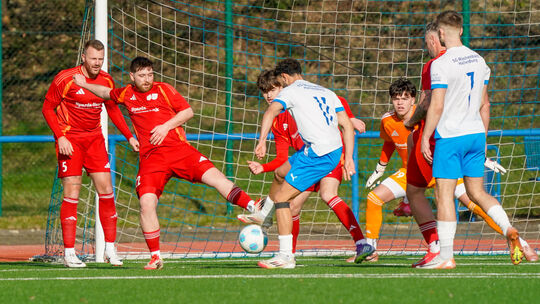 Im Kellerduell zwischen der SG St. Katharinen/Vettelschoß (rote Trikots) und der SG Müschenbach/Hachenburg ging es hoch her. Let