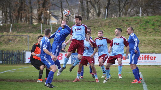 Der Wucht der SG Idar-Oberstein konnte der TuS Rötsweiler-Nockenthal (in blau) nur im ersten Abscntt standhalten. Am Ende musste