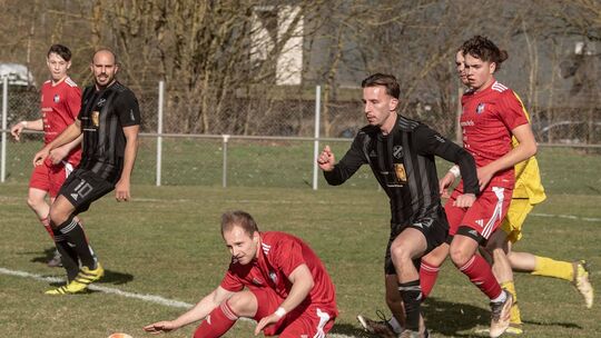 Die SG Weinsheim (schwarze Trikots) war in Monzingen obenauf und bezwang die SG Merxheim mit 4:1.