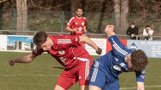 Widerstandsfähig: Elias Kron (blaues Trikot) und der TuS Waldböckelheim ließen sich nicht aus dem Weg räumen und bezwangen den T