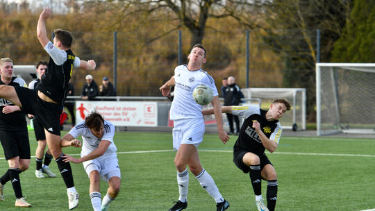 Wenn's läuft, dann läuft's: Einen seiner vier Treffer erzielte Westerburgs Lars Hendrik Jung (weißes Trikot) mit der Brust. Ahrb