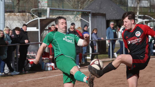 Dominic Best (links) durfte sich über einen wichtigen Heimsieg seines TuS Mörschied II in der A-Klasse gegen den SV Weiersbach f
