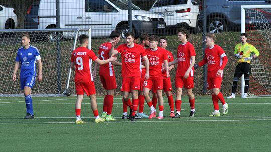 Und wieder jubelt die SG Augst Eitelborn, während Westums Kapitän Julian Schmitz (links) und Schlussmann Kai Hengsberg (rechts)