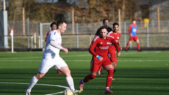 Robin Stahlhofen (rechts), der hier Montabaurs Simon Schwickert belauert, brachte die SG Hundsangen mit seinen beiden Treffern a