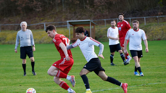 Schiedsrichter Ernie Karsch schaut genau hin: Die SG Waldlaubersheim/Gutenberg (weiße Trikots) fügt dem TSV Langenlonsheim/Laube