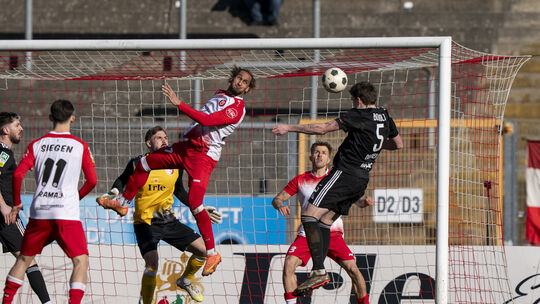 Das Tor zum Sieg: Dawyn-Paul Donner (in Schwarz) erzielt in dieser Szene das 1:0 für den 1. FC Bocholt und bescherte den Gästen