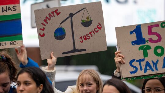 Klima-Protest vor dem internationalen Gerichtshof Klima-Protest vor dem internationalen Gerichtshof