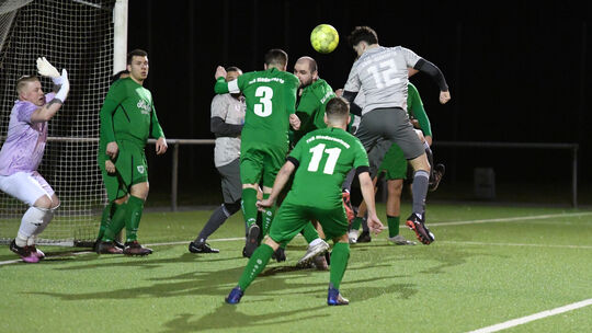 Luca Kup (hier beim Kopfball im Duell mit Niederneisens Maurice Hölzer) leistete zum 6:1-Kantersieg der FSV Osterspai mit drei