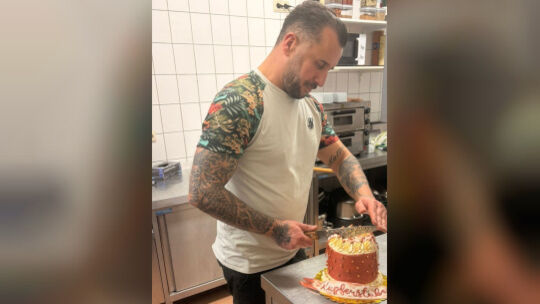 Alen Azar freut sich über den gelungenen Start der Kupferstube. Es gab allerlei Leckereien zur Eröffnung.