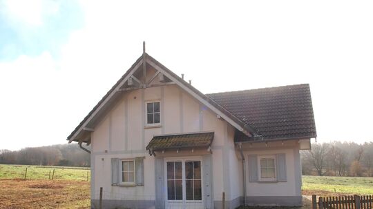 Ein wahrer Lost Place: Ein ehemaliges Musterhaus für einen Ferienpark an der Mosel zwischen Zeltingen-Rachtig und Platten wurde