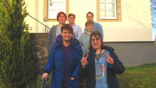 Die Frauen der betreuten Wohngruppe in Kaifenheim fühlen sich wohl im ehemaligen Pfarrhaus.