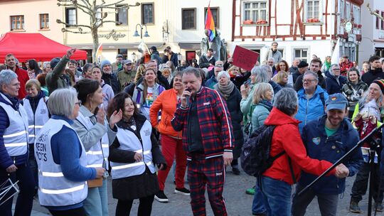 Insgesamt waren 18 Rede- und Musikbeiträge bei der Kundgebung "Nahe-Hunsrück wählt Demokratie" auf dem gut gefüllten Marktplatz