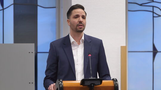 Wie ein "rappender Rabauke" tritt der frisch gewählte Bürgermeister Sammy Labidi (SPD) schon lange nicht mehr auf: Der 40-Jährig