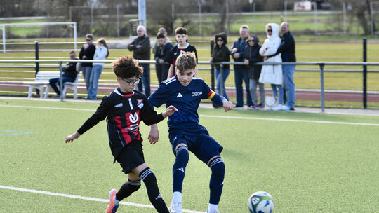 Jakob Hübel (rechts) brachte die JSG Aar gegen die U14 der Eisbachtaler nach Luca Thiels maßgerechter Flabke früh in Führung.