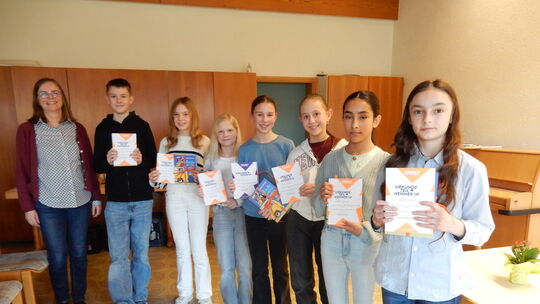 Emma Stenzhorn (5. von links) gewann den Bezirksentscheid im Vorlesewettbewerb. Büchereileiterin Claudia Engelmann (links) lobte