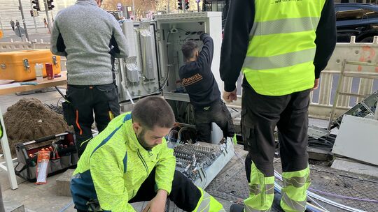 Am beschädigten Verteilerkasten wurde und wird noch fleißig gearbeitet.