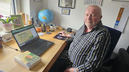 Viele Stunden, Tage und letztlich Jahre verbrachte der ehemalige Rinzenberger Förster Reinhard Schäfer an seinem Schreibtisch, b