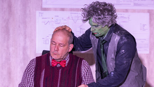 Der Geist ist los im Rathaus: Mit seiner neuesten Komödie bietet das Lehmeklegger-Ensemble aus Hattert seinem Publikum wieder ei