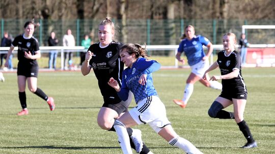 Auf der Überholspur sind in dieser Saison die Fußballerinnen der FSG Freirachdorf/Wienau/Maischeid (blaue Trikots) unterwegs. Im
