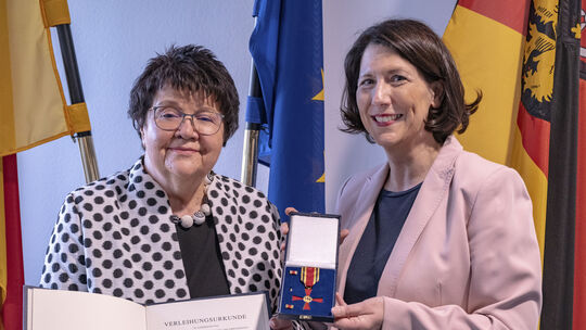 Mit dem Verdienstkreuz am Bande des Verdienstordens der Bundesrepublik Deutschland zeichnete Wirtschaftsministerin Daniela Schmi