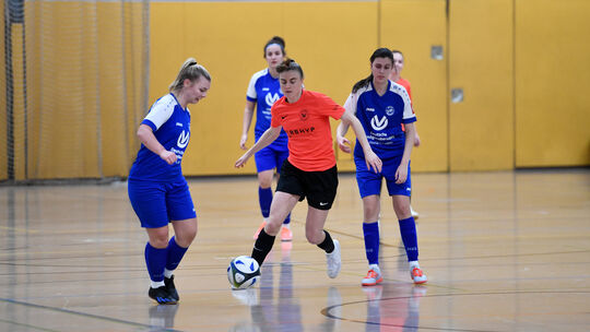 Charlotte Wuth (am Ball) hinterließ mit ihrem SV Diez-Freiendiez bei den Regionalmeisterschaften in Saarbrücken einen starken Ei