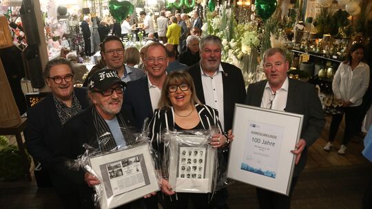 Gerahmte historische Bilder überreichten anlässlich des 100-jährigen Bestehens im Beisein von IHK-Ehrenpräsident Manfred Sattler