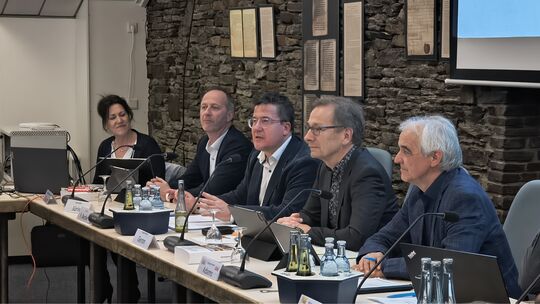 Stellte bei seiner Stippvisite das Radstationen-Projekt am Rhein vor, das noch dieses Jahr fertig gestellt werden soll: der Linz