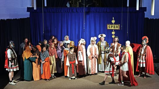 Jesus ist zum Tode verurteilt. Er wird abgeführt. Statt seiner ist Barrabas begnadigt worden.