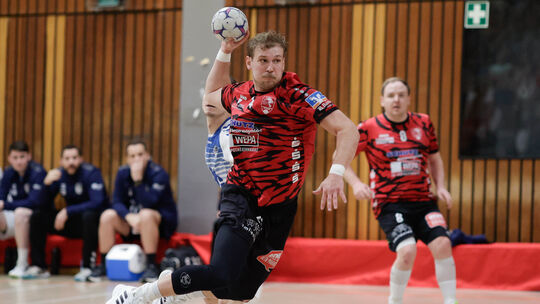 Torben Waldgenbach vom HVV (am Ball) traf gegen Illtal sechsmal. Mannschaftskamerad Kalani Schmidt (rechts) war siebenmal erfolg