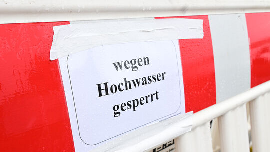 Hochwasser an der Ahr 2025: Hinweis zur gesperrten Brücke bei Heppingen schon auf Höhe des Bahnübergangs. Um sich besser auf Hoc