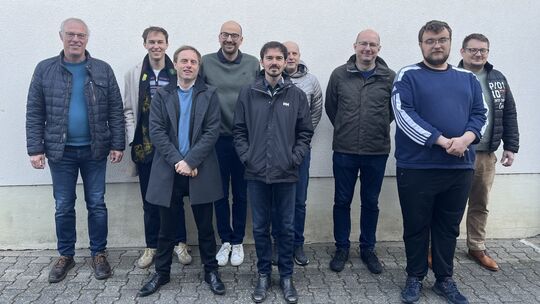 Die erfolgreiche Schachmannschaft des SC Remagen/Sinzig (links der Vorsitzende Wolfgang Frömbgen), die den Aufstieg in die Bunde