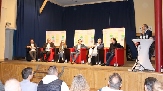 Auf dem "heißen Stuhl": Die Kandidaten der Parteien für die Landtagswahl stellten sich auf Einladung von Philipp Geib (rechts) t