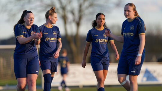 Diskussionsbedarf bei der Reserve der SG 99 Andernach (in Blau) nach der 0:3-Pokalpleite gegen den 1. FFC Montabaur.