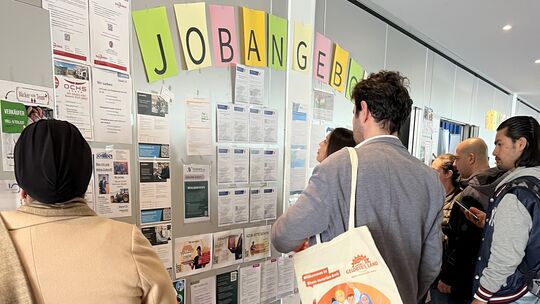 Das Interesse an den Ausbildungs- und Jobangeboten auf der Jobmesse für Zugewanderte 2025 in der Hunsrückhalle Simmern war groß.