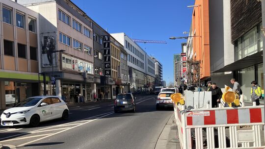 Vor dem ehemaligen Sinn Leffers-Gebäude steht eine ganze Reihe von Strom- und Verteilerkästen, die vom Wagen des Unfallfahrers a