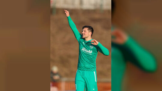 Marius Gedratis zeigt nach ganz oben. Tabellenführer SC Hauenstein ist wieder in Reichweite des VfR Baumholder.