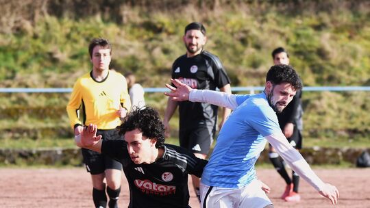Nach dem 0:0 beim FSV Idar-Oberstein müssen die Bezirksliga-Kicker des TuS Winzenheim (schwarze Trikots) am Donnerstag in Bocken