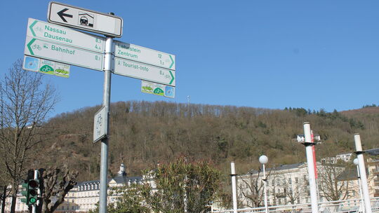 In der Nähe der Ampel an der Bahnhofstraße ist die Beschilderung klar: Radfahrer sollen über die Ottmar-Canz-Brücke und sich dan