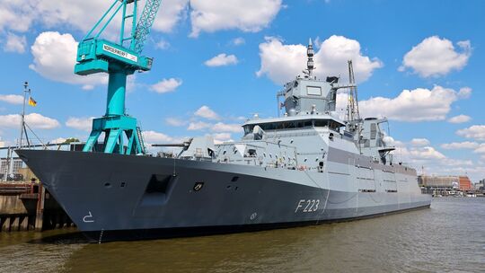 Fregatte an Kaimauer der Norderwerft im Hamburger Hafen