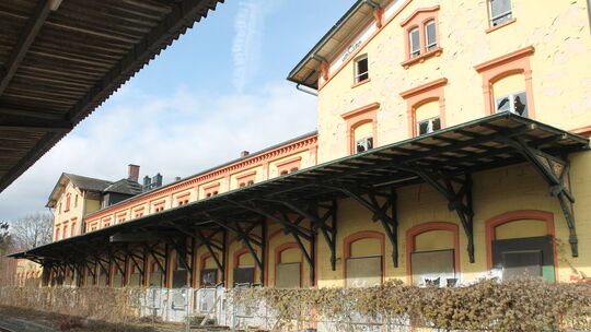 Das Empfangebäude des Diezer Bahnhofs ist eigentlich ein schmuckes Bauwerk, das allerdings immer weiter dem Verfall preisgegeben