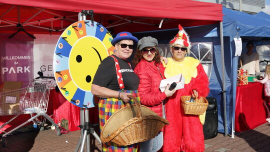 Am Glücksrad des Gewerbeparkvereins ist auch Nicolina Meinjohanns, die Gewerbeparkmanagerin (Mitte), aktiv.