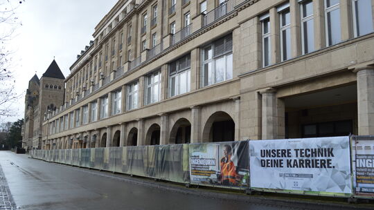 Werbung am Bauzaun: Vor den verschlossenen Türen der sogenannten Rheinliegenschaft des Beschaffungsamts am Koblenzer Rheinufer w