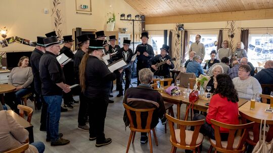 Die Bronnebotzer führten zur Feier des Tages ein neues Lied vor: "Wir weihen den neuen Tierpark ein."