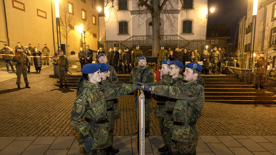 Soldatinnen und Soldaten des Sanitätsregiments 2 „Westerwald“ beim öffentlichen Gelöbnis in Hachenburg. Das Regiment mit Hauptsi