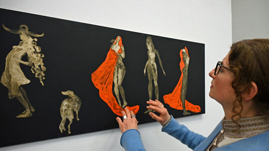 Bewegung gehört zu den zentralen Motiv in den Arbeiten von Anja Verbeek von Loewis. Die Besucher sind eingeladen, in der Ausstel