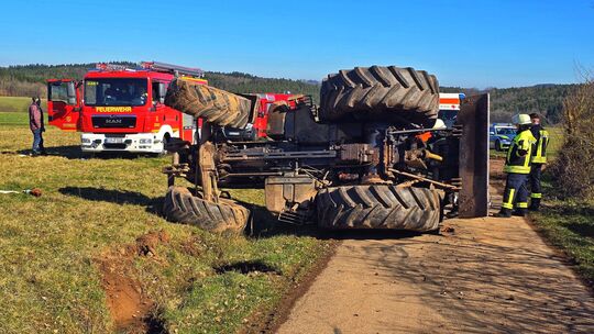 Umgestürzt: Ein Forstschlepper kippte auf einem asphaltierten Feldweg rund 400 Meter oberhalb des Sienhachenbacher Friedhofs in
