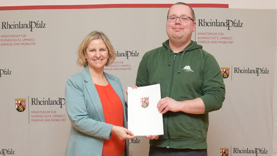 Umweltministerin Katrin Eder verleiht den Preis an Philipp Schröder als Vertreter der Wildvogel-Pflegestation.